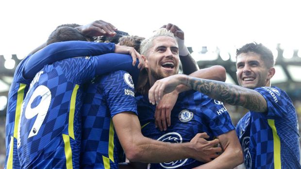 LONDON, ENGLAND - AUGUST 14: Marcos Alonso of Chelsea celebrates with Jorginho and teammates after scoring their side's first goal during the Premier League match between Chelsea and Crystal Palace at Stamford Bridge on August 14, 2021 in London, England. (Photo by Henry Browne/Getty Images)