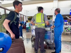 Taliban Mendekat, Ribuan Orang Padati Bandara Afghanistan