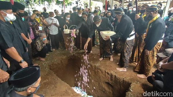 Duka Selimuti Pemakaman KGPAA Mangkunegara IX di Astana Giri Layu
