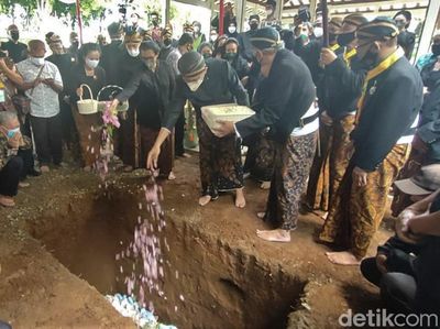 Duka Selimuti Pemakaman KGPAA Mangkunegara IX di Astana Giri Layu