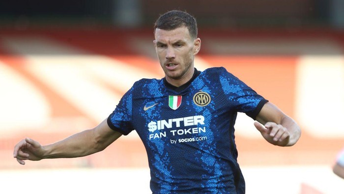 MONZA, ITALY - AUGUST 14: Edin Dzeko of FC Internazionale in action during the pre-season friendly match between FC Internazionale and Futbolnyj Klub Dynamo Kyïv on August 14, 2021 in Monza, Italy. (Photo by Marco Luzzani/Getty Images )