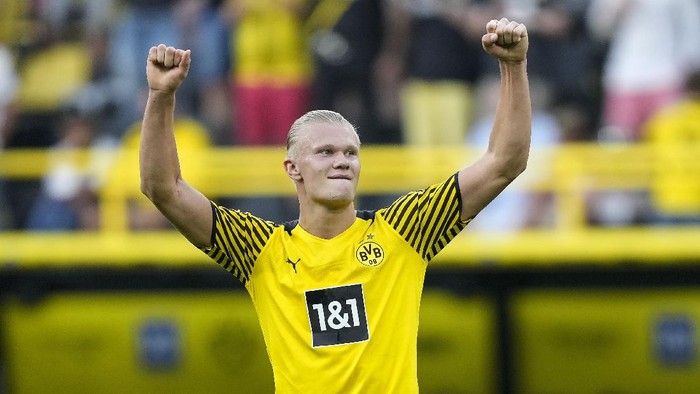 Dortmunds Erling Haaland celebrates after he scored his sides 5th goal during the German Bundesliga soccer match between Borussia Dortmund and Eintracht Frankfurt in Dortmund, Germany, Saturday, Aug. 14, 2021. (AP Photo/Martin Meissner)