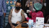 Foto: Didampingi Istri, Jerinx Disuntik Vaksin COVID-19