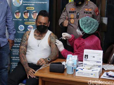Foto: Didampingi Istri, Jerinx Disuntik Vaksin COVID-19