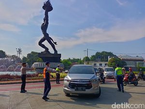 Ganjil Genap Tetap Berlaku di Akhir Pekan, Sejumlah Mobil Diputar Balik Ganjil Genap Tetap Berlaku di Akhir Pekan, Sejumlah Mobil Diputar Balik