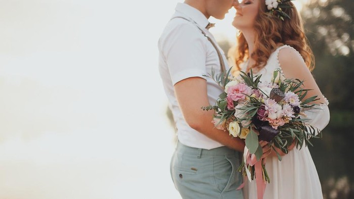 Young couple kissing at wedding reception