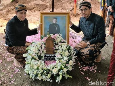Momen Kebersamaan 2 Putra Mangkunegara IX di Pusara Sang Ayah