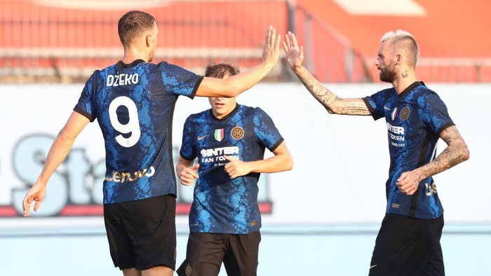 MONZA, ITALY - AUGUST 14: Edin Dzeko #9 of FC Internazionale celebrates his goal with his team-mates during the pre-season friendly match between FC Internazionale and Futbolnyj Klub Dynamo Kyïv at U-Power Stadium on August 14, 2021 in Monza, Italy. (Photo by Marco Luzzani/Getty Images )
