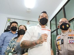 Momen Jerinx Divaksinasi Covid-19 di Polda Metro