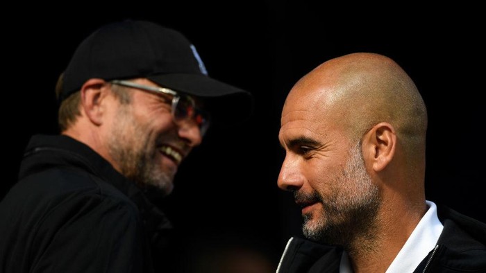 MANCHESTER, ENGLAND - SEPTEMBER 09: Jurgen Klopp, Manager of Liverpool smiles as Josep Guardiola, Manager of Manchester City looks on prior to the Premier League match between Manchester City and Liverpool at Etihad Stadium on September 9, 2017 in Manchester, England.  (Photo by Stu Forster/Getty Images)