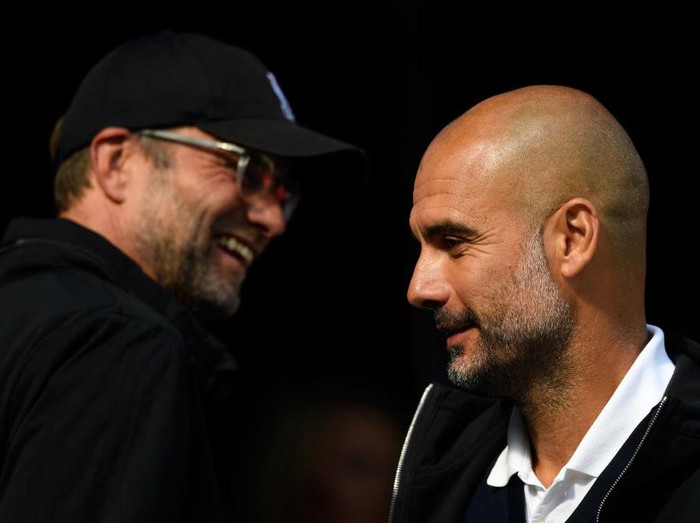 MANCHESTER, ENGLAND - SEPTEMBER 09: Jurgen Klopp, Manager of Liverpool smiles as Josep Guardiola, Manager of Manchester City looks on prior to the Premier League match between Manchester City and Liverpool at Etihad Stadium on September 9, 2017 in Manchester, England.  (Photo by Stu Forster/Getty Images)