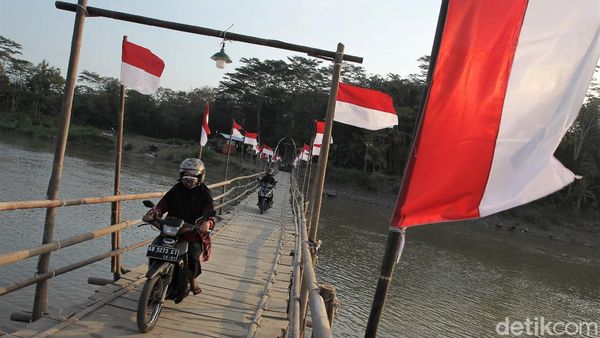 Kala Puluhan Bendera Merah Putih Hiasi Jembatan Bambu di Kulon Progo
