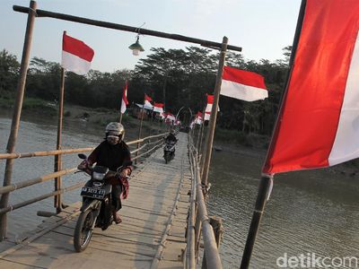 Kala Puluhan Bendera Merah Putih Hiasi Jembatan Bambu di Kulon Progo