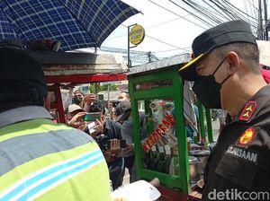 Borong Dagangan PKL, Kajati DKI Bagikan ke Kaum Duafa Terdampak COVID
