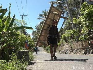 Kisah Pedagang Lansia di Polman, Pikul Bale-Bale Bambu Belasan Kilometer Kisah Pedagang Lansia di Polman, Pikul Bale-Bale Bambu Belasan Kilometer