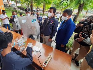 Mahasiswa KKN di Penanganan COVID-19: Menemani Bumil hingga Bilik Anosmia