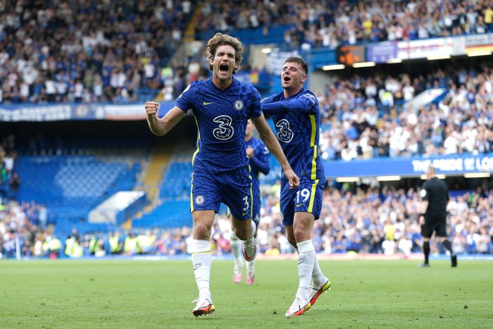 LONDON, ENGLAND - AUGUST 14: Marcos Alonso of Chelsea celebrates with teammate Mason Mount after scoring their sides first goal during the Premier League match between Chelsea and Crystal Palace at Stamford Bridge on August 14, 2021 in London, England. (Photo by Henry Browne/Getty Images)
