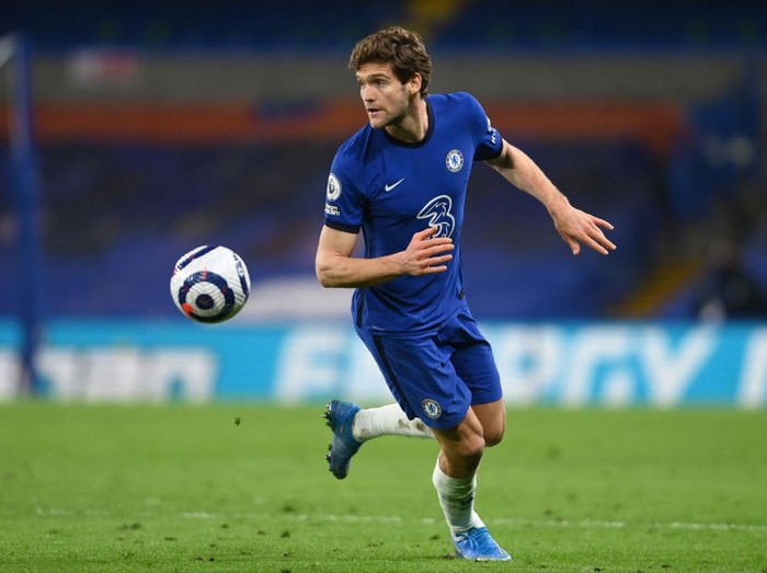 LONDON, ENGLAND - AUGUST 14: Marcos Alonso of Chelsea celebrates with teammate Mason Mount after scoring their side's first goal during the Premier League match between Chelsea and Crystal Palace at Stamford Bridge on August 14, 2021 in London, England. (Photo by Henry Browne/Getty Images)