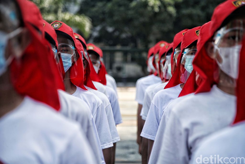 Latihan pengibaran bendera Merah Putih digelar di Kantor Wali Kota Jakarta Utara. Sesi latihan Paskibraka itu digelar dengan terapkan protokol kesehatan.