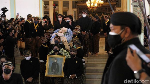 Melihat Prosesi Pemakaman KGPAA Mangkunegara IX