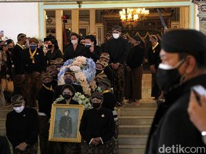 Melihat Prosesi Pemakaman KGPAA Mangkunegara IX Melihat Prosesi Pemakaman KGPAA Mangkunegara IX