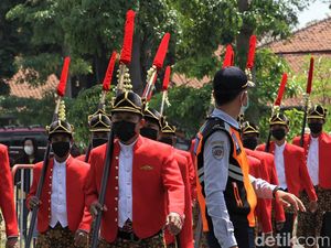 Melihat Atraksi Budaya Parade dan Defile Prajurit Keraton Solo Melihat Atraksi Budaya Parade dan Defile Prajurit Keraton Solo