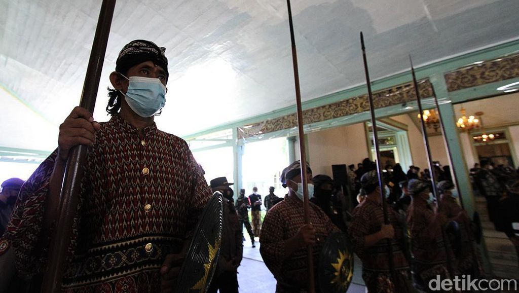Momen Para Prajurit Kraton Menjaga Persemayaman KGPAA Mangkunegara IX