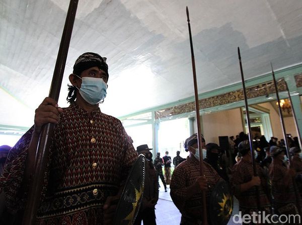Momen Para Prajurit Kraton Menjaga Persemayaman KGPAA Mangkunegara IX