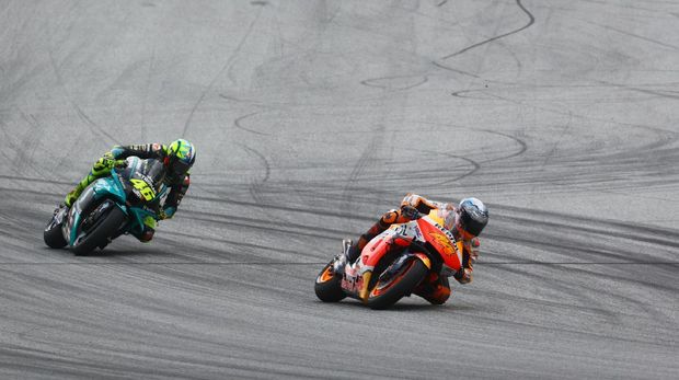 MotoGP - Austrian Grand Prix - Red Bull Ring, Spielberg, Austria - August 15, 2021 Repsol Honda's Pol Espargaro and Petronas Yamaha SRT's Valentino Rossi in action REUTERS/Borut Zivulovic