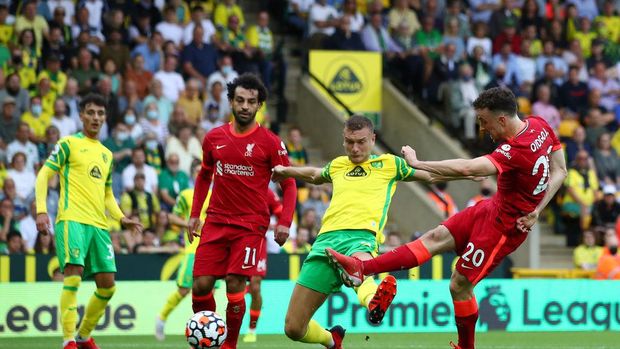 NORWICH, ENGLAND - AUGUST 14: Diogo Jota of Liverpool scores their side's first goal during the Premier League match between Norwich City and Liverpool at Carrow Road on August 14, 2021 in Norwich, England. (Photo by Marc Atkins/Getty Images)
