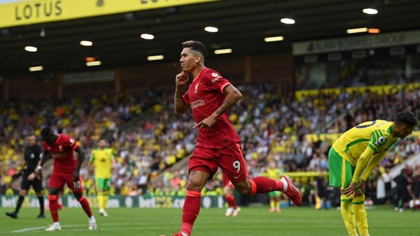 NORWICH, ENGLAND - AUGUST 14: Roberto Firmino of Liverpool celebrates after scoring their sides second goal during the Premier League match between Norwich City and Liverpool at Carrow Road on August 14, 2021 in Norwich, England. (Photo by Shaun Botterill/Getty Images)