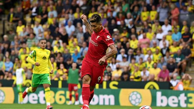 NORWICH, ENGLAND - AUGUST 14: Roberto Firmino of Liverpool scores their side's second goal during the Premier League match between Norwich City and Liverpool at Carrow Road on August 14, 2021 in Norwich, England. (Photo by Shaun Botterill/Getty Images)