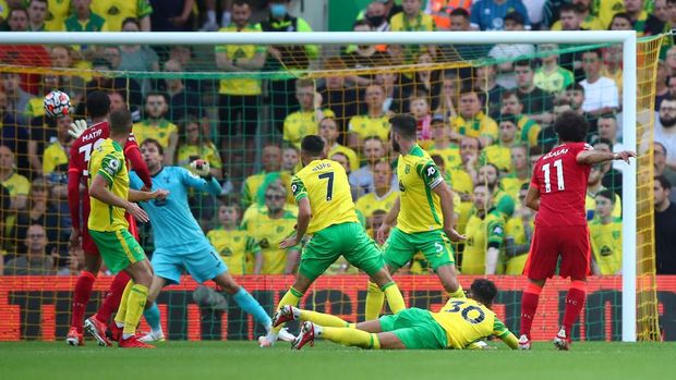 Norwich City Vs Liverpool NORWICH, ENGLAND - AUGUST 14: Mohamed Salah of Liverpool scores their side's third goal past Tim Krul of Norwich City during the Premier League match between Norwich City and Liverpool at Carrow Road on August 14, 2021 in Norwich, England. (Photo by Marc Atkins/Getty Images)