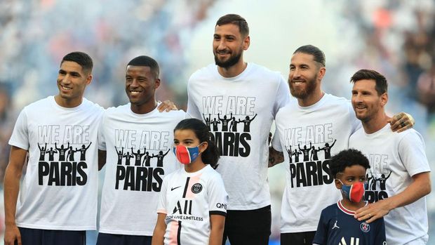 PARIS, FRANCE - AUGUST 14: New signings, Achraf Hakimi, Georginio Wijnaldum, Gianluigi Donnarumma, Sergio Ramos and Lionel Messi of Paris Saint-Germain pose for a photo as they are introduced to the fans prior to the Ligue 1 Uber Eats match between Paris Saint Germain and Strasbourg at Parc des Princes on August 14, 2021 in Paris, France. (Photo by David Rogers/Getty Images)