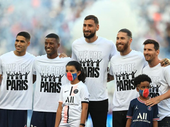 PARIS, FRANCE - AUGUST 14: New signings, Achraf Hakimi, Georginio Wijnaldum, Gianluigi Donnarumma, Sergio Ramos and Lionel Messi of Paris Saint-Germain pose for a photo as they are introduced to the fans prior to the Ligue 1 Uber Eats match between Paris Saint Germain and Strasbourg at Parc des Princes on August 14, 2021 in Paris, France. (Photo by David Rogers/Getty Images)