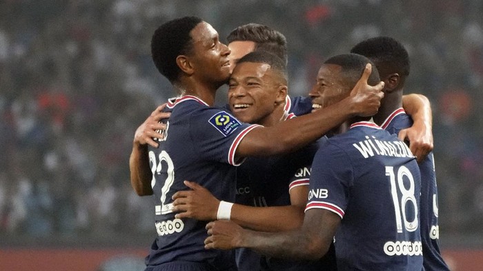 PSGs Kylian Mbappe celebrates with teammates after scoring his sides second goal during the French League One soccer match between Paris Saint Germain and Strasbourg, at the Parc des Princes stadium in Paris, Saturday, Aug. 14, 2021. (AP Photo/Francois Mori)