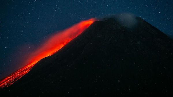 Penampakan Gunung Merapi yang Kembali Muntahkan Lava Pijar