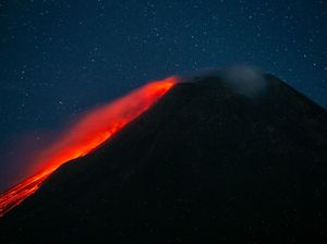 Penampakan Gunung Merapi yang Kembali Muntahkan Lava Pijar