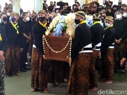 Suasana Prosesi Pemakaman KGPAA Mangkunegara IX