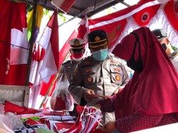 Suka Cita Penjual Bendera Merah Putih Banyuwangi Dagangannya Diborong