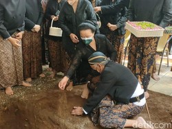 Penuh Haru, Begini Suasana Pemakaman Jenazah KGPAA Mangkunegara IX