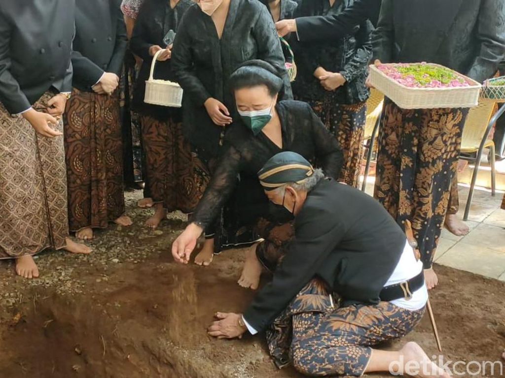 Penuh Haru, Begini Suasana Pemakaman Jenazah KGPAA Mangkunegara IX