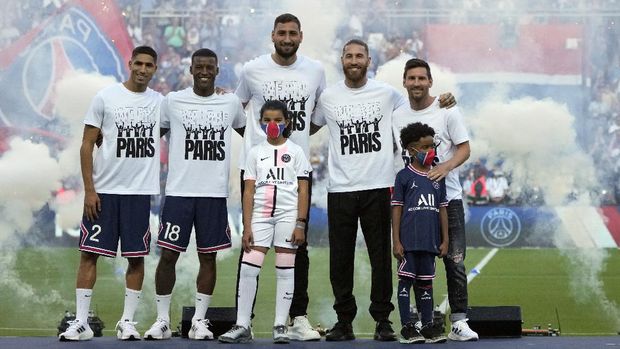 PSG Perkenalkan Messi Paris Saint-Germain's Achraf Hakimi, left, Georginio Wijnaldum, second left, Gianluigi Donnarumma, center, Sergio Ramos, second right, and Lionel Messi pose during players presentation before the French League One soccer match between Paris Saint Germain and Strasbourg, at the Parc des Princes stadium in Paris, Saturday, Aug. 14, 2021. (AP Photo/Francois Mori)