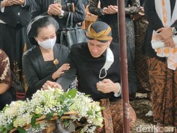 Momen Haru Pemakaman KGPAA Mangkunegara IX di Astana Giri Layu