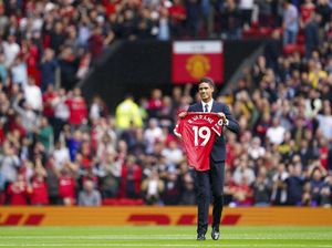 Maaf Raphael Varane, Phil Jones Nggak Rela Kasih Nomor 4 Maaf Raphael Varane, Phil Jones Nggak Rela Kasih Nomor 4