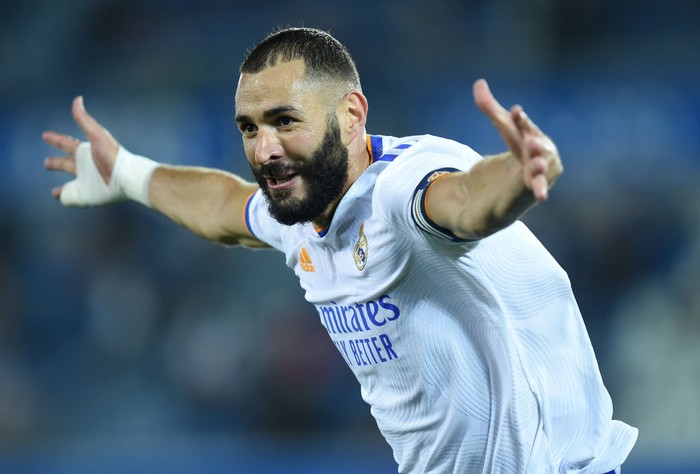 Real Madrid VITORIA-GASTEIZ, SPAIN - AUGUST 14: Karim Benzema of Real Madrid celebrates after scoring their team's third goal during the LaLiga Santader match between Deportivo Alaves and Real Madrid CF at Estadio de Mendizorroza on August 14, 2021 in Vitoria-Gasteiz, Spain. (Photo by Juan Manuel Serrano Arce/Getty Images)