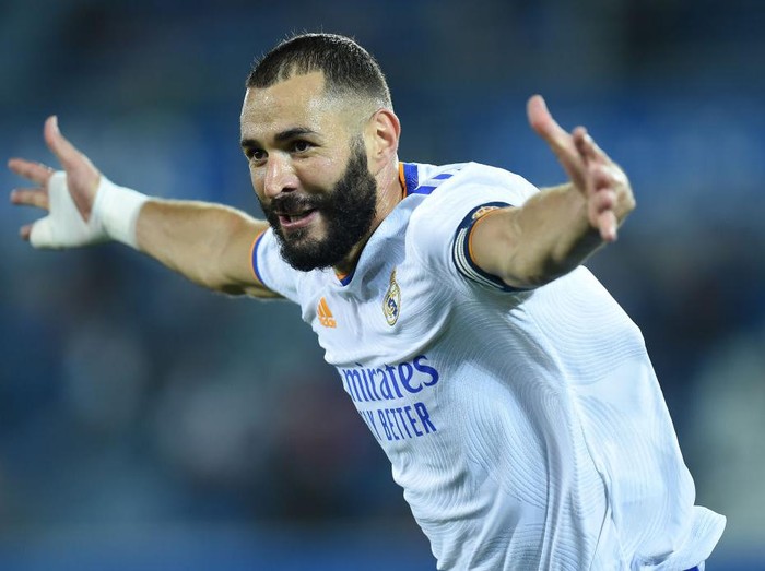VITORIA-GASTEIZ, SPAIN - AUGUST 14: Karim Benzema of Real Madrid  celebrates after scoring their team's third goal  during the LaLiga Santader match between Deportivo Alaves and Real Madrid CF at Estadio de Mendizorroza on August 14, 2021 in Vitoria-Gasteiz, Spain. (Photo by Juan Manuel Serrano Arce/Getty Images)