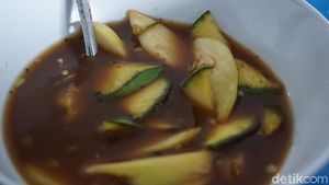 Unik! Rujak khas Demak Ini Disantap Pakai Bumbu Petis dan Kerupuk Rambak Pasir