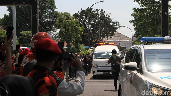 Saat Warga Solo Turun ke Jalan Iringi Pemakaman KGPAA Mangkunegara IX