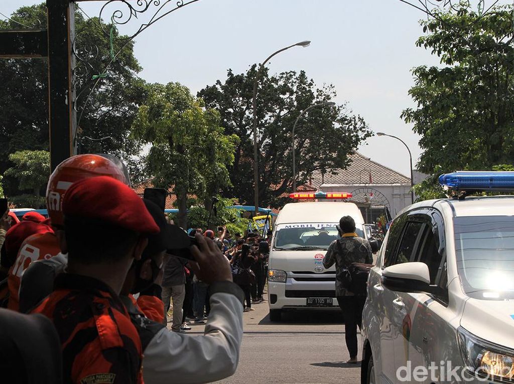 Saat Warga Solo Turun ke Jalan Iringi Pemakaman KGPAA Mangkunegara IX